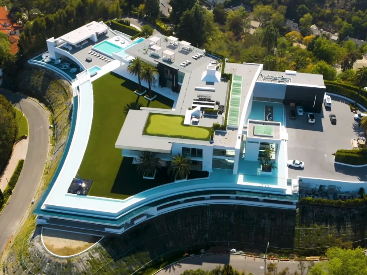 Com 105 mil metros quadrados, pista de boliche, garagem para 30 carros e salas de luxo que nunca foram habitadas, a mansão The One revela o projeto de mais de US$ 500 milhões que acabou vendido em leilão e se tornou o maior fracasso imobiliário de Los Angeles