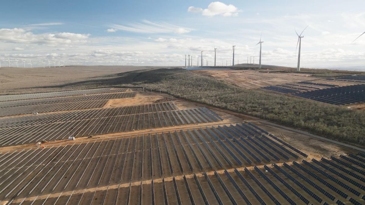 Usina solar e parque eólico da Statkraft na Bahia com estruturas híbridas inauguradas durante a COP30