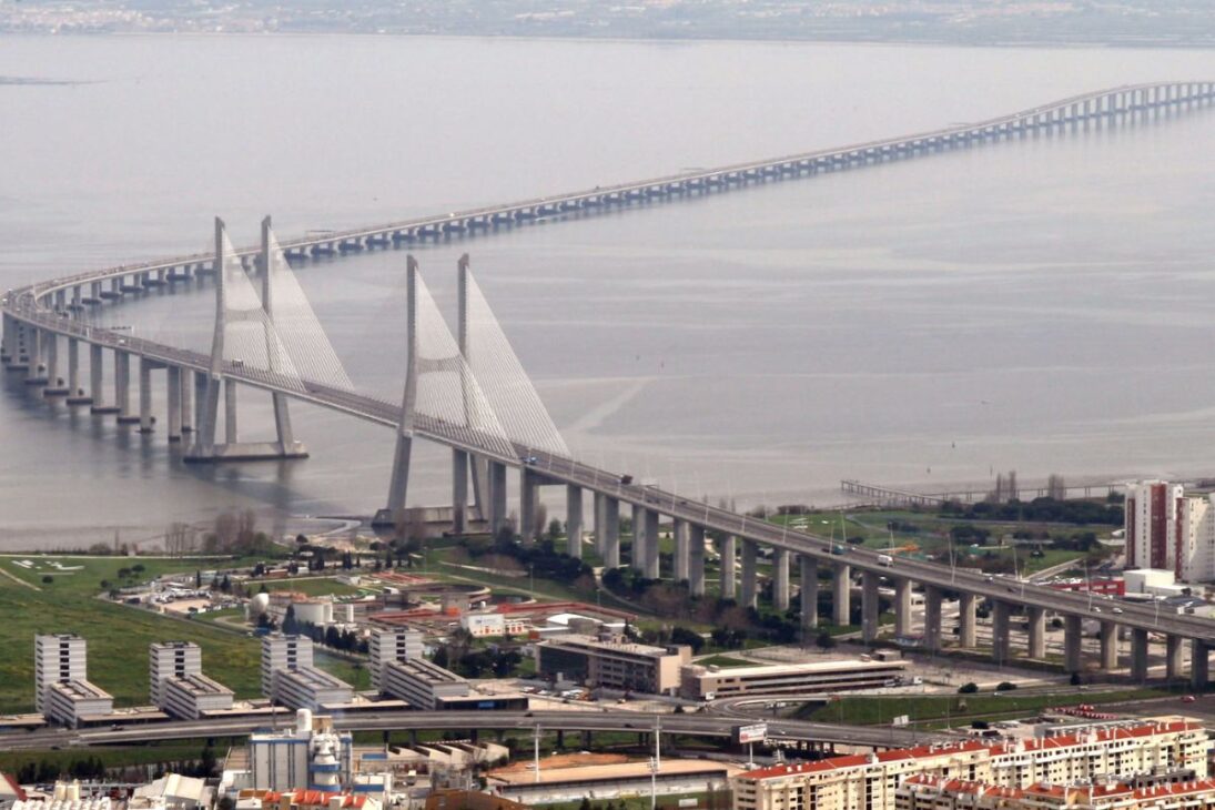 Na maior ponte da Europa, a Ponte Vasco da Gama liga Lisboa sobre o Tejo, reorganiza rotas, fortalece logística e impulsiona turismo e investimentos entre Portugal e Brasil.