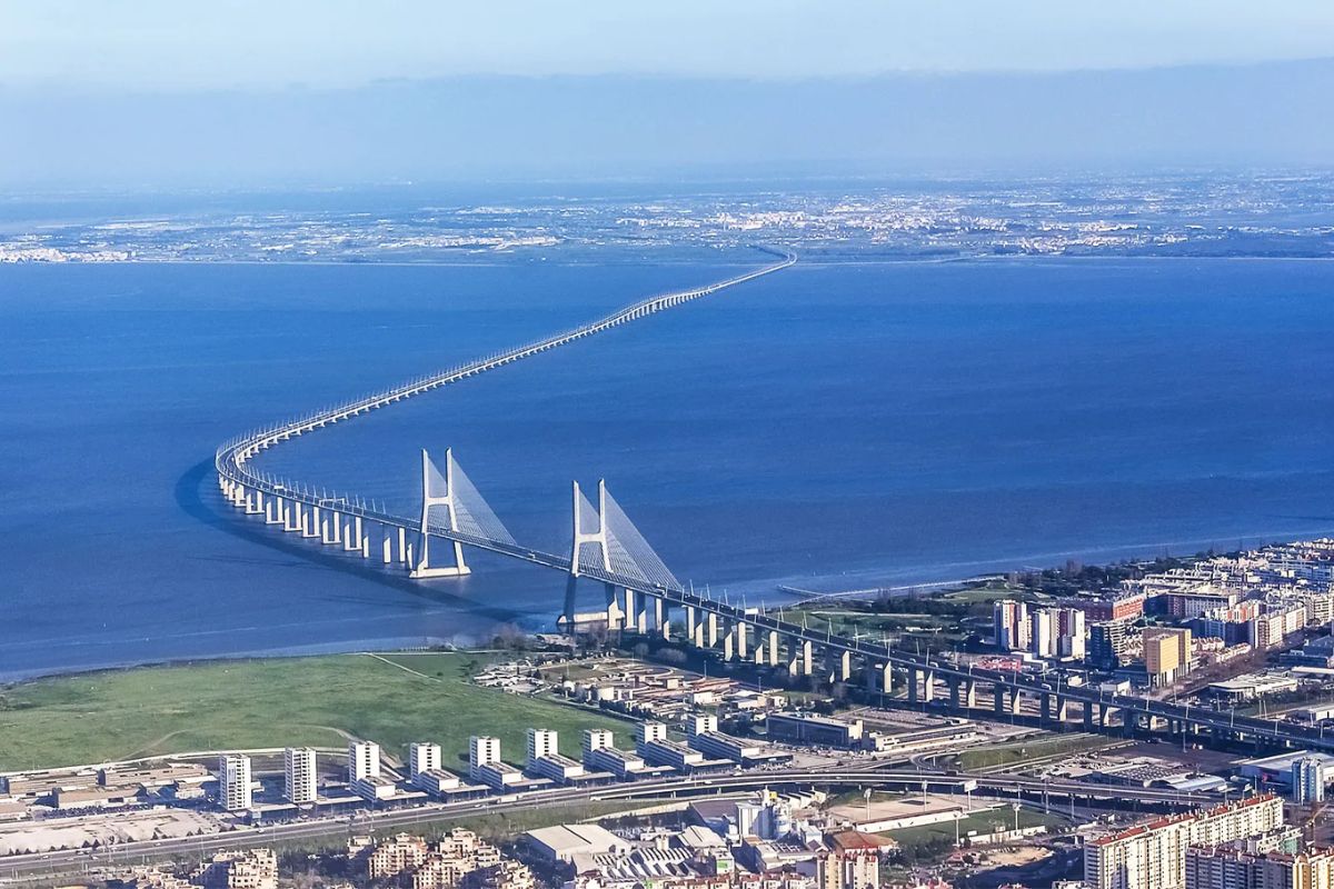 Na maior ponte da Europa, a Ponte Vasco da Gama liga Lisboa sobre o Tejo, reorganiza rotas, fortalece logística e impulsiona turismo e investimentos entre Portugal e Brasil.