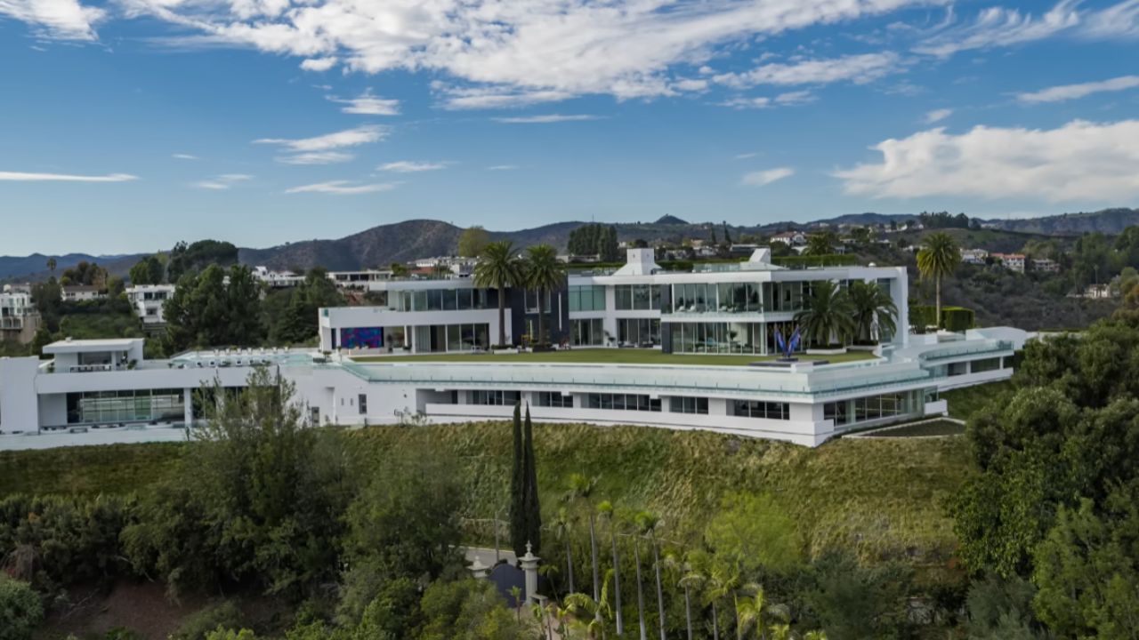 A mansão mais cara dos EUA chega ao mercado por 295 milhões, com 32 mil m², 21 quartos, 49 banheiros, boate própria, garagem para 50 carros e vistas panorâmicas únicas em Bel Air (12)