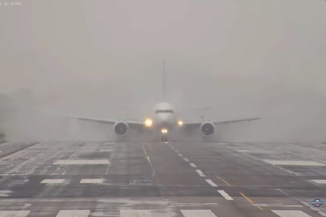 Gravação de rádio mostra Boeing 767 cargueiro em pista molhada no aeroporto de Navegantes, com risco na taxiway Bravo e gravação de rádio expondo a operação.
