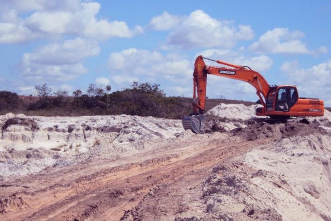 Em um mercado global de areia bilionário, a areia ilegal e a extração ilegal de areia alimentam a máfia da areia, devastam rios, pressionam o concreto e ampliam o risco ambiental oculto.