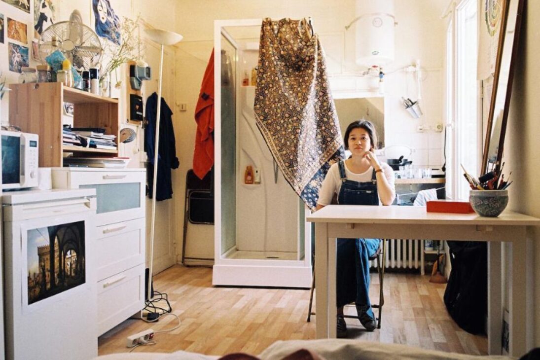 Brasileiros em Paris vivem em microapartamento, enfrentam aluguel absurdo na crise de moradia e insistem em manter o sonho francês apesar do aperto financeiro.