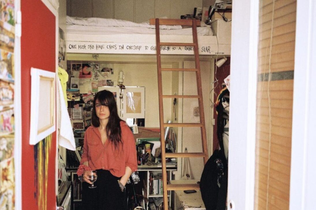 Brasileiros em Paris vivem em microapartamento, enfrentam aluguel absurdo na crise de moradia e insistem em manter o sonho francês apesar do aperto financeiro.