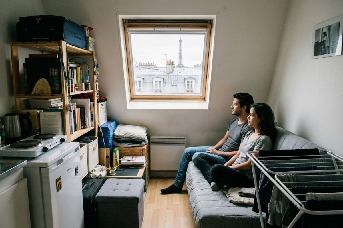 Brasileiros em Paris vivem em microapartamento, enfrentam aluguel absurdo na crise de moradia e insistem em manter o sonho francês apesar do aperto financeiro.