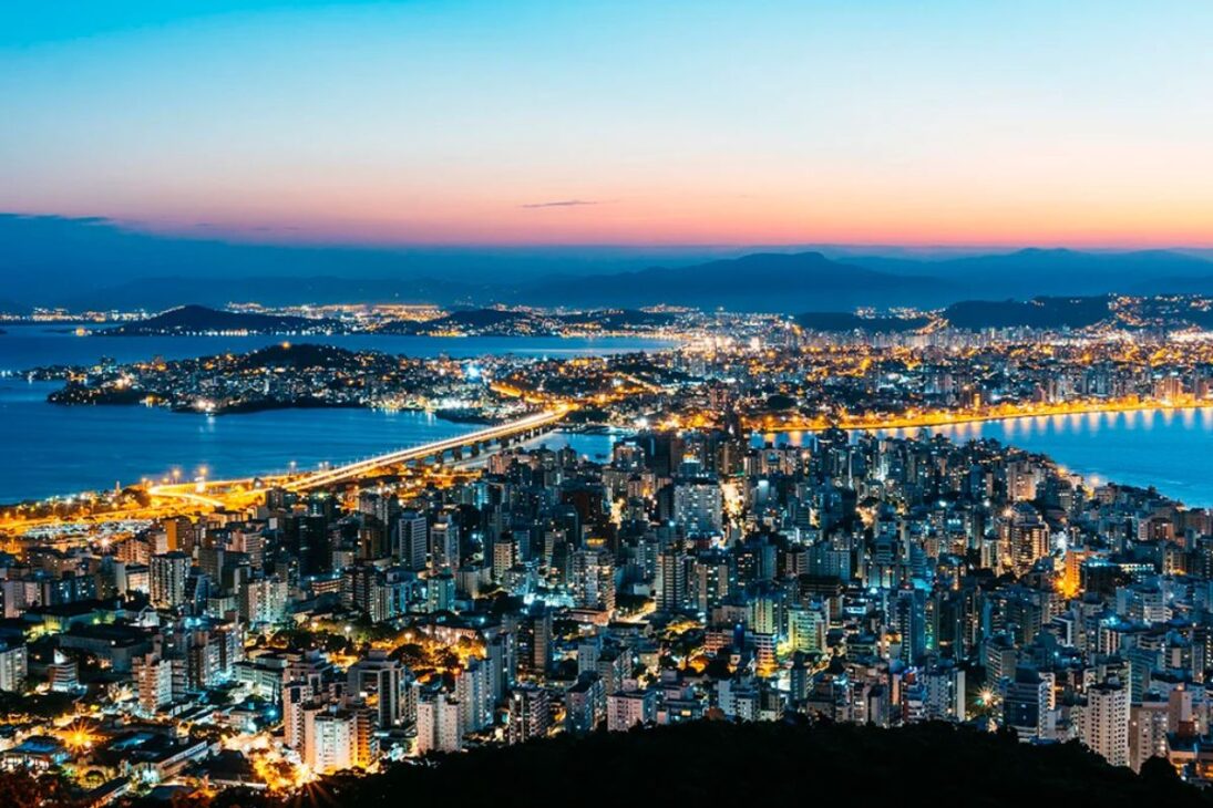 Florianópolis, capital com uma das melhores qualidades de vida do Brasil, oferece qualidade de vida, praias e estrutura para trabalho remoto a quem busca rotina menos caótica e um recomeço perto da natureza.