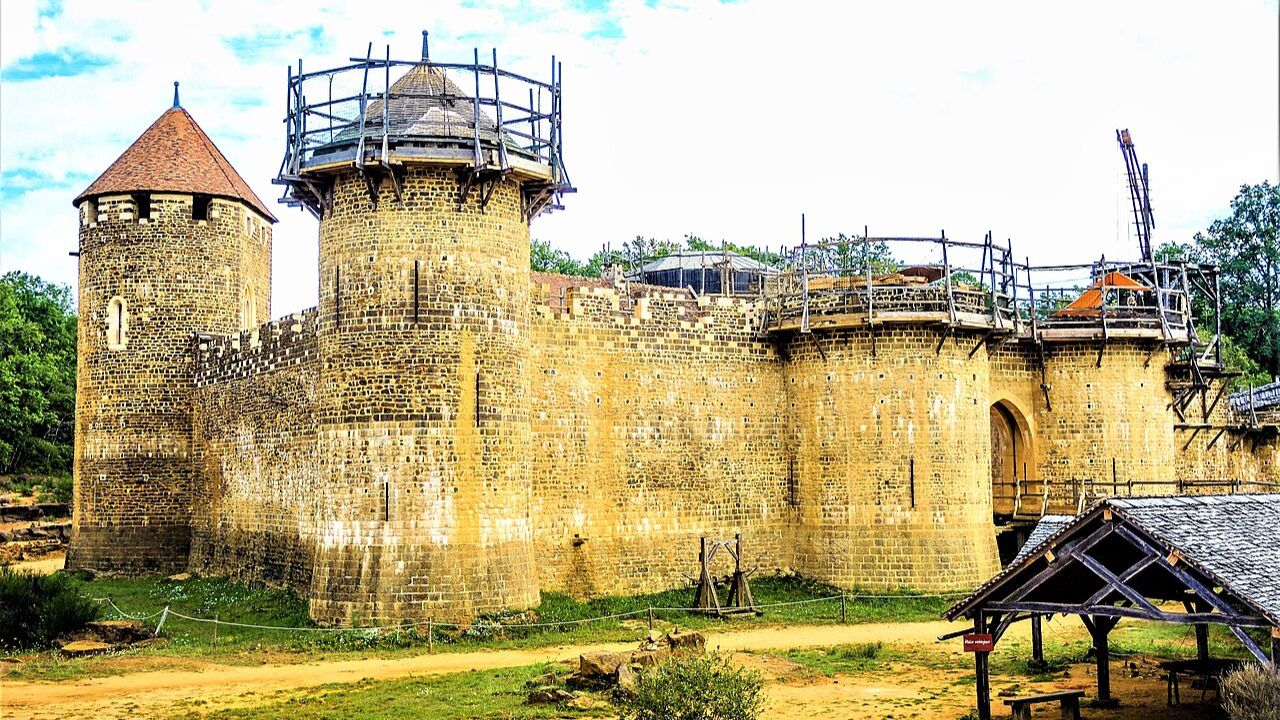 Conheça o Castelo Guédelon, um castelo medieval da Idade Média em pleno canteiro de obras com guindastes de roda e técnicas históricas em ação.