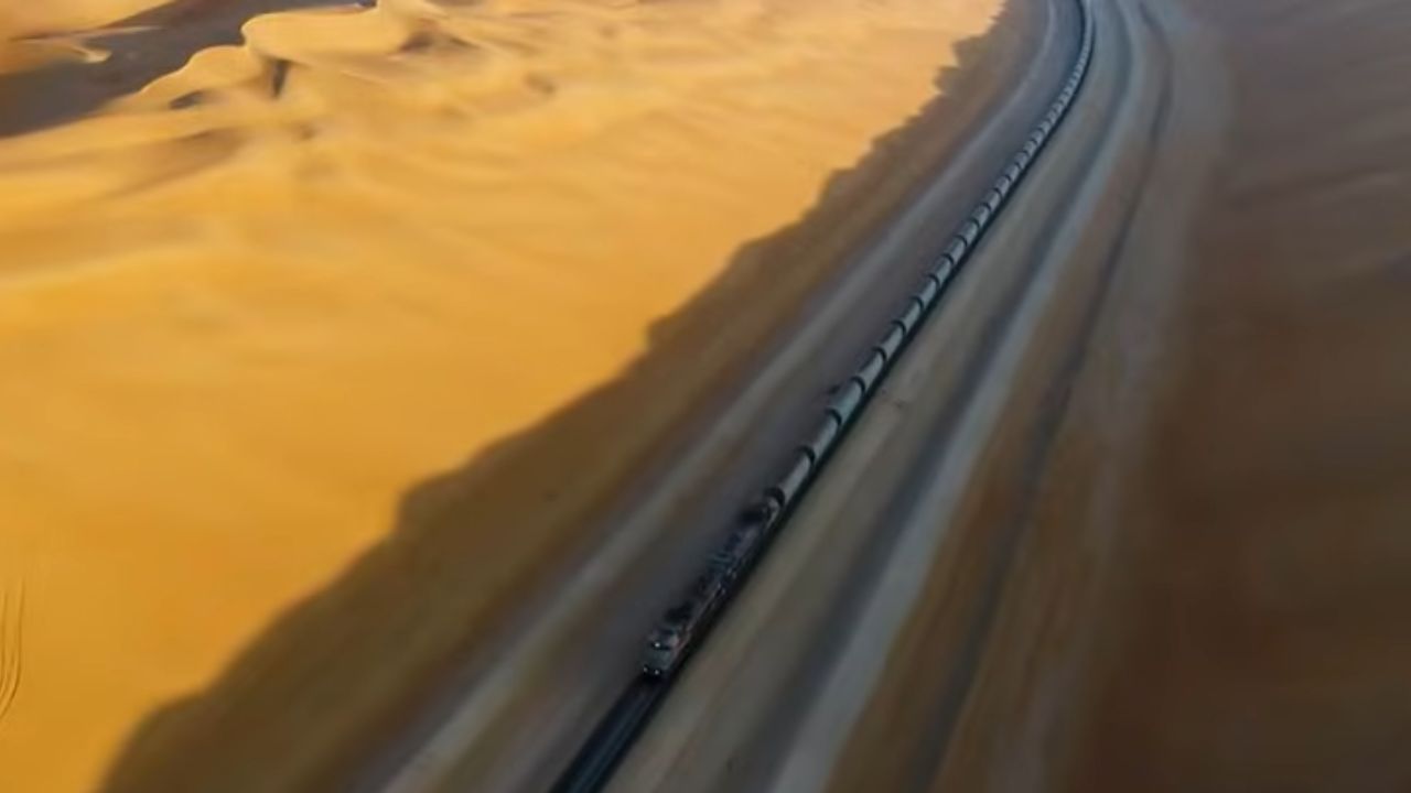 Ferrovia de alta velocidade no deserto de Gobi enfrenta ventos extremos, usa túneis e controla areia para reduzir o tempo de viagem no Oeste.