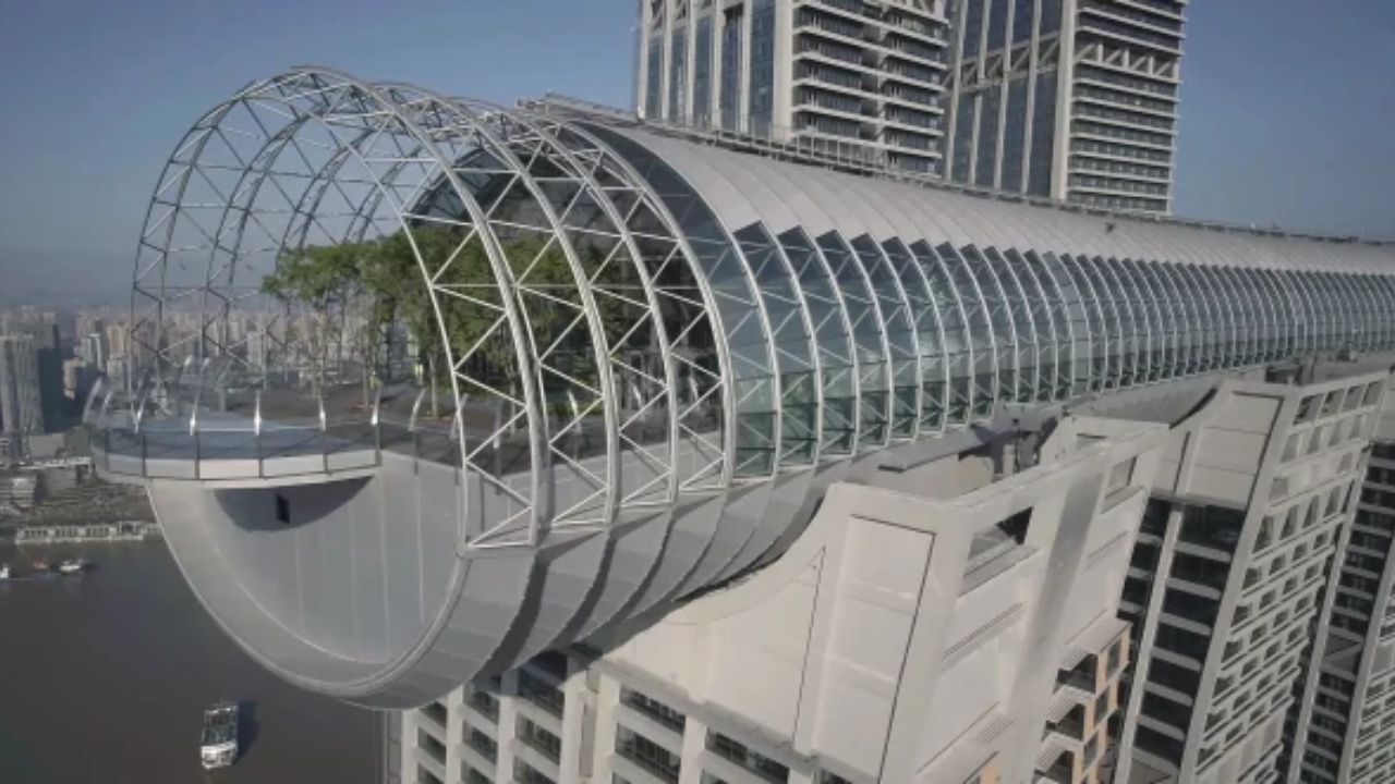 túnel subaquático gigante no Delta do Rio das Pérolas: ilhas artificiais, arranha-céu deitado e porto automatizado em detalhe.