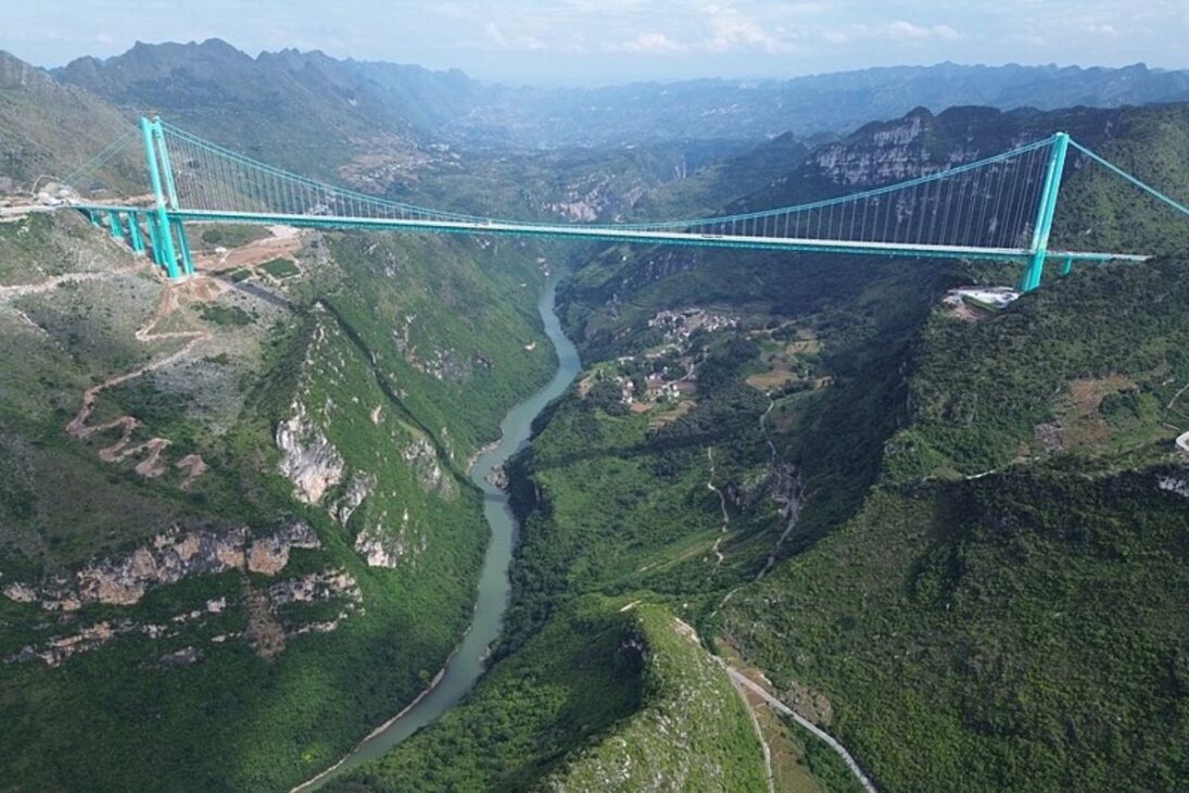 Reportagem mostra como a China ergue a Ponte Huajiang sobre o cânion Huajiang em Guizhou, corta uma montanha, consagra a ponte mais alta do mundo e transforma um antigo gargalo em vitrine turística e logística global.