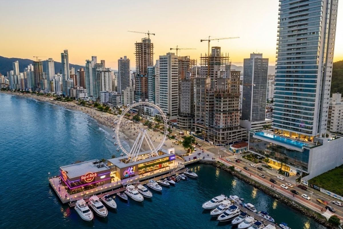 Cidade brasileira Itapema, com metro quadrado recorde e obras que rivalizam Balneário Camboriú no litoral de Santa Catarina. IMAGEM: IA