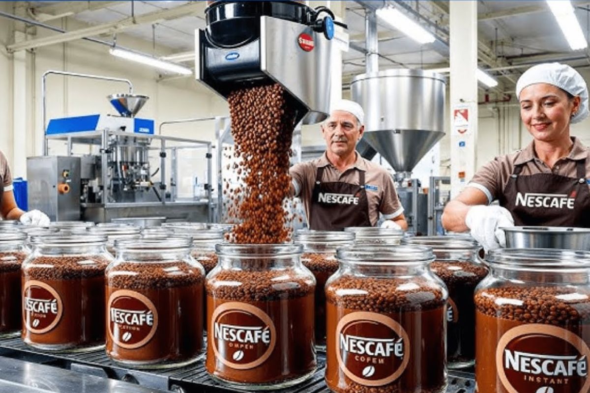 Nescafé solúvel feito de café concentrado e grãos de café vira café solúvel e café instantâneo estável, com produção global e validade de 24 meses.