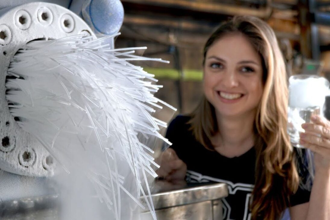 gelo seco transforma dióxido de carbono em neve carbônica, blocos e pellets de gelo seco usados no transporte de vacinas e na refrigeração de cargas sensíveis.