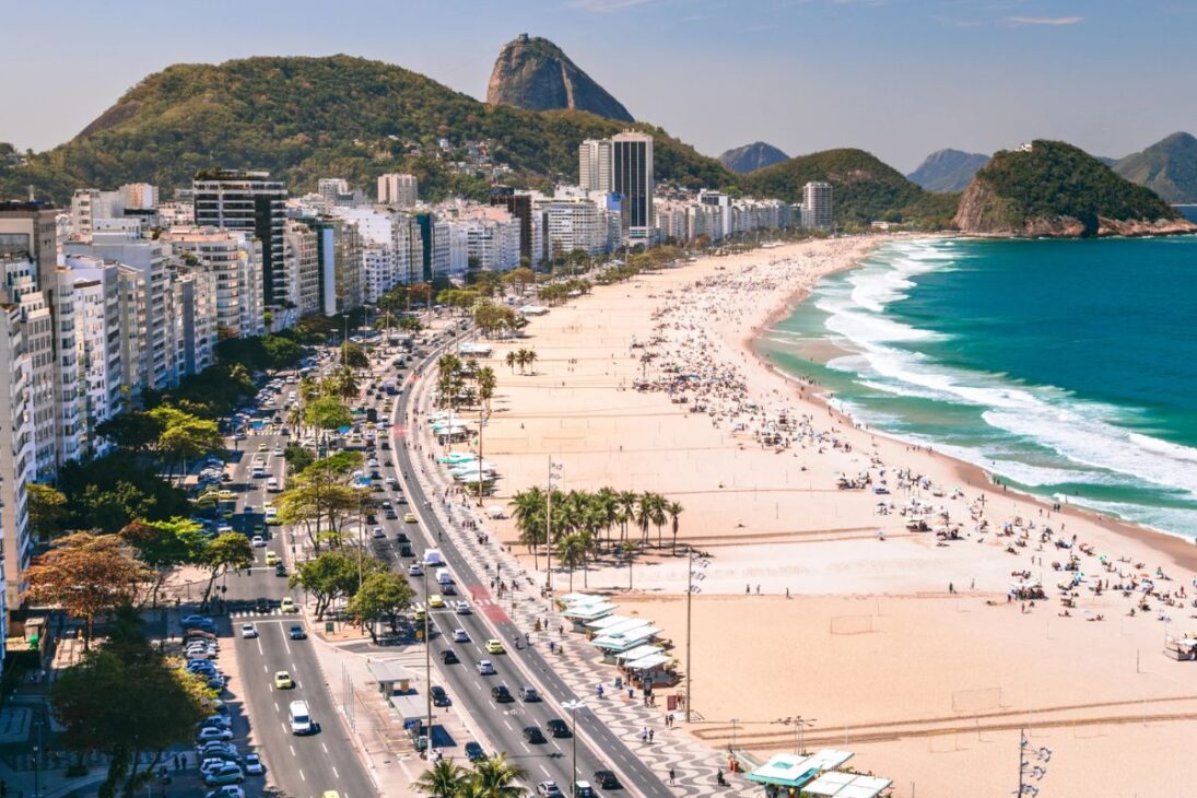 Em Copacabana, o urbanismo de Copacabana mantém vida de rua intensa enquanto bairros do Rio de Janeiro se espalham e reforçam a zona sul do Rio como exceção urbana difícil de copiar no Brasil.