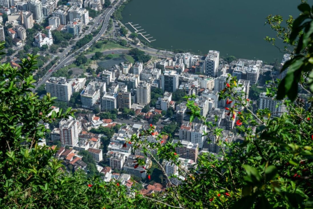 Em Copacabana, o urbanismo de Copacabana mantém vida de rua intensa enquanto bairros do Rio de Janeiro se espalham e reforçam a zona sul do Rio como exceção urbana difícil de copiar no Brasil.
