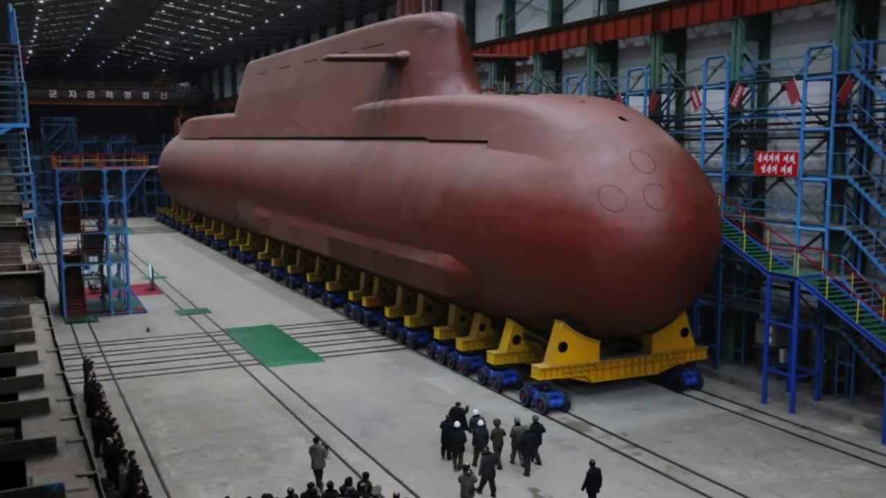 Submarino nuclear da Coreia do Norte avança com propulsão nuclear; Kim Jong Un exibe o projeto e eleva tensão com Coreia do Sul.