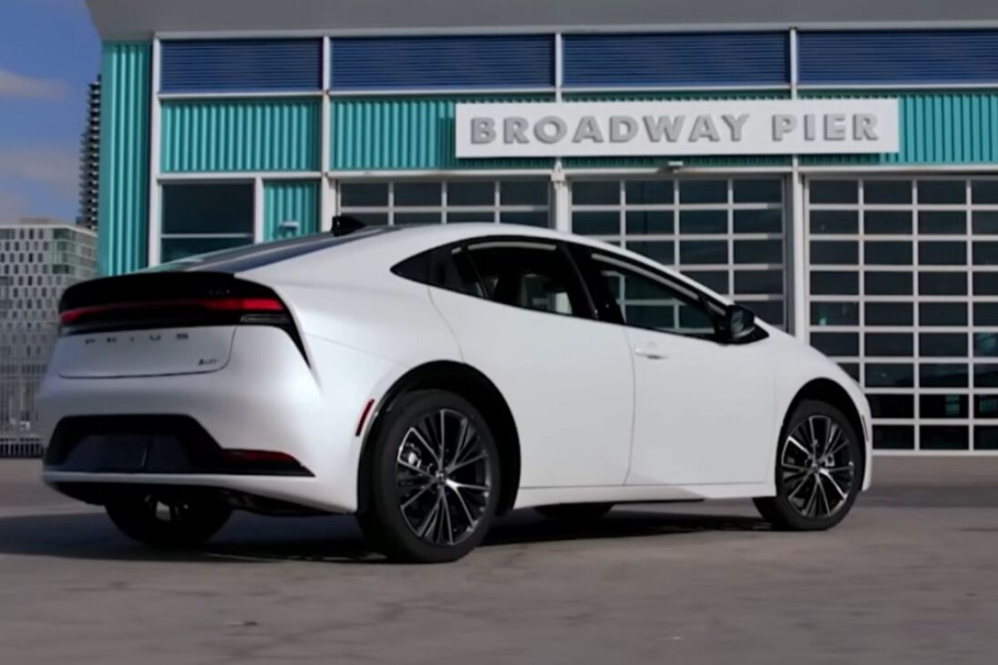 Novo Toyota Prius vira laboratório da Toyota, avança em tecnologia híbrida, entrega consumo acima de 30 km/l e influencia Corolla e Corolla Cross.