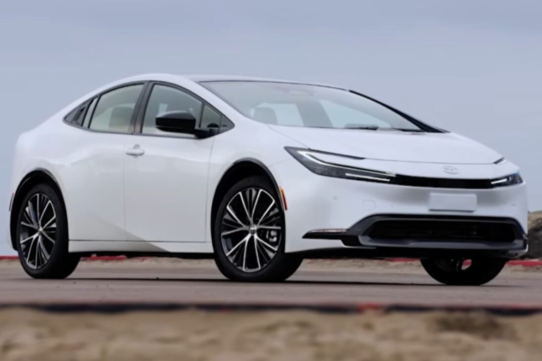 Novo Toyota Prius vira laboratório da Toyota, avança em tecnologia híbrida, entrega consumo acima de 30 km/l e influencia Corolla e Corolla Cross.