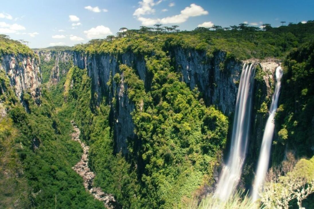 Reportagem mostra o lugar mais surreal do Sul em Aparados da Serra, com cânions gigantes, cachoeiras invisíveis, trilhas abissais e cidade-base estruturada para quem quer explorar cada mirante desses cânions brasileiros.