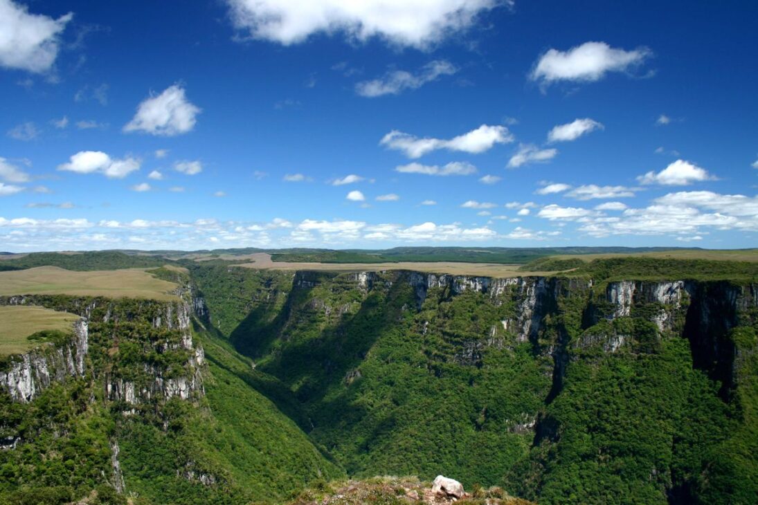 Reportagem mostra o lugar mais surreal do Sul em Aparados da Serra, com cânions gigantes, cachoeiras invisíveis, trilhas abissais e cidade-base estruturada para quem quer explorar cada mirante desses cânions brasileiros.