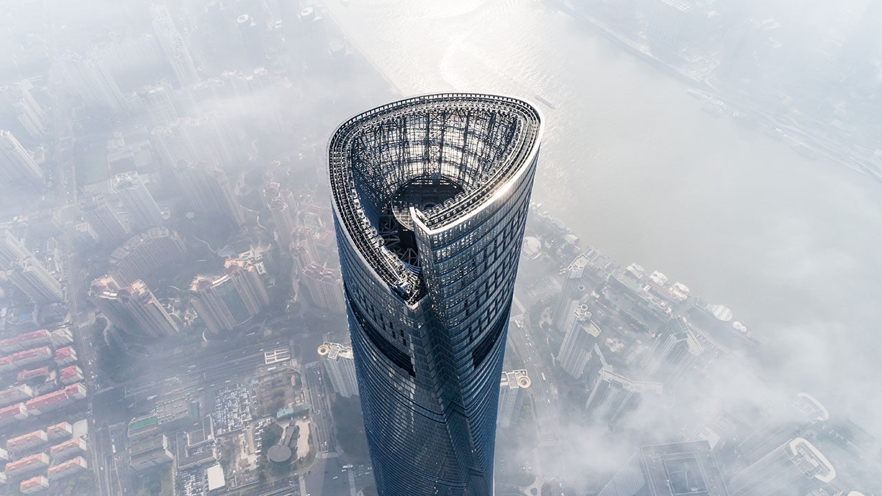 A Shanghai Tower é um arranha céu localizado em Pudong, em Xangai, e faz parte do conjunto de supertorres que domina o skyline da região