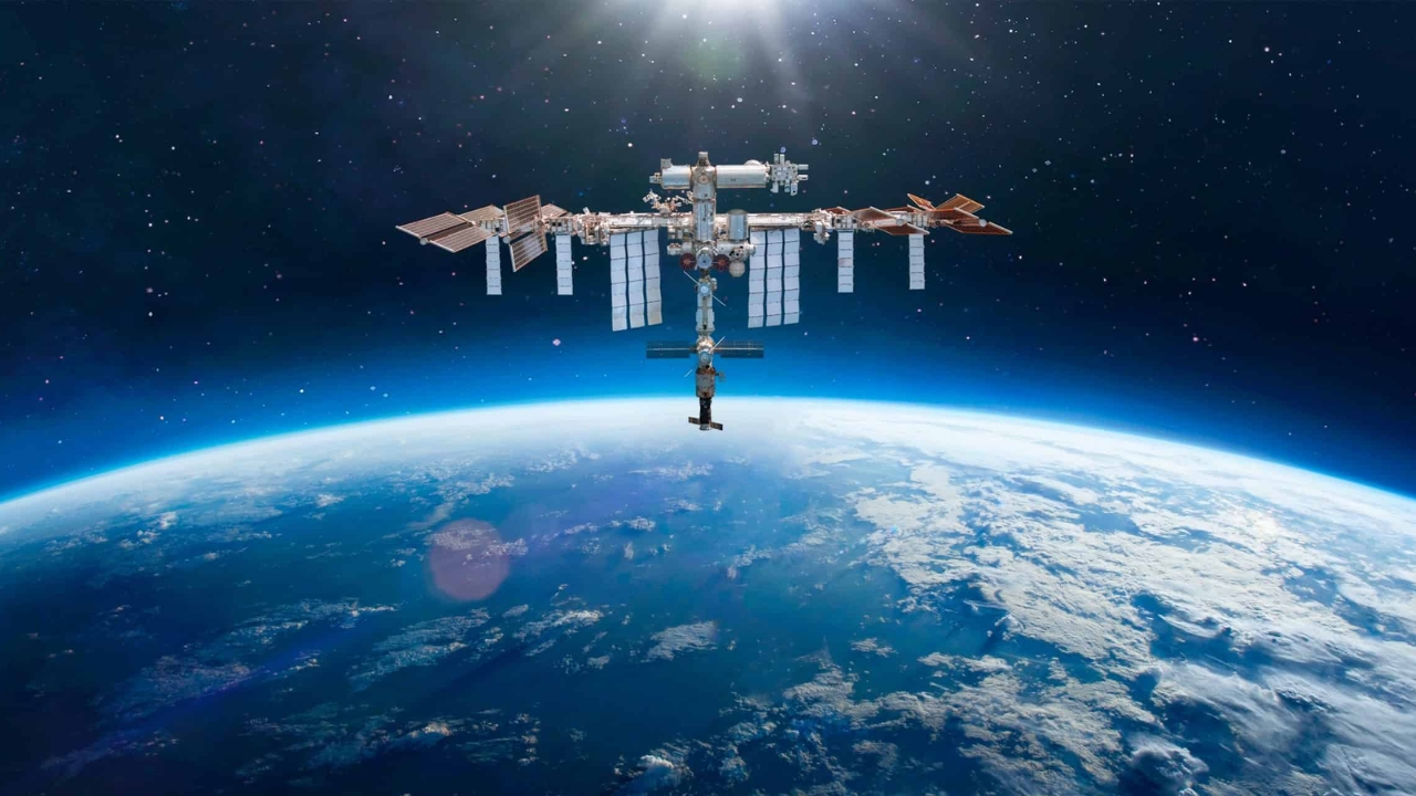 O descarte da Estação Espacial Internacional no Pacífico levanta dúvidas sobre desperdício e o futuro da gestão de recursos fora da Terra