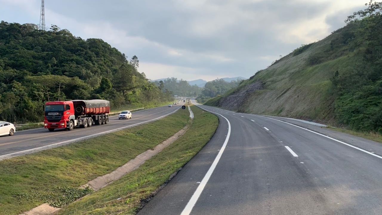 Duplicação da BR-470 chega a 85% concluída após décadas de atrasos, ainda falta duplicar 11 km e concluir sete viadutos, governo promete entrega total em 2026