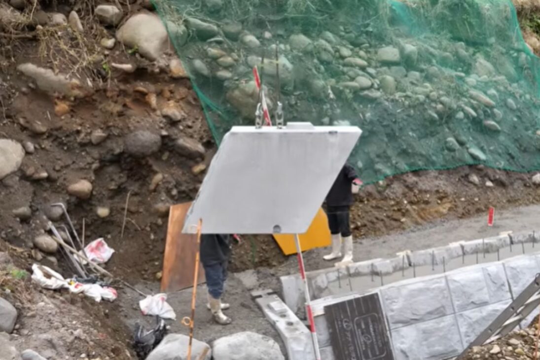 Engenharia extrema reconstrói paredão com reconstrução de paredão em concreto armado, combate erosão costeira e protege áreas de desastres causados por tufões.