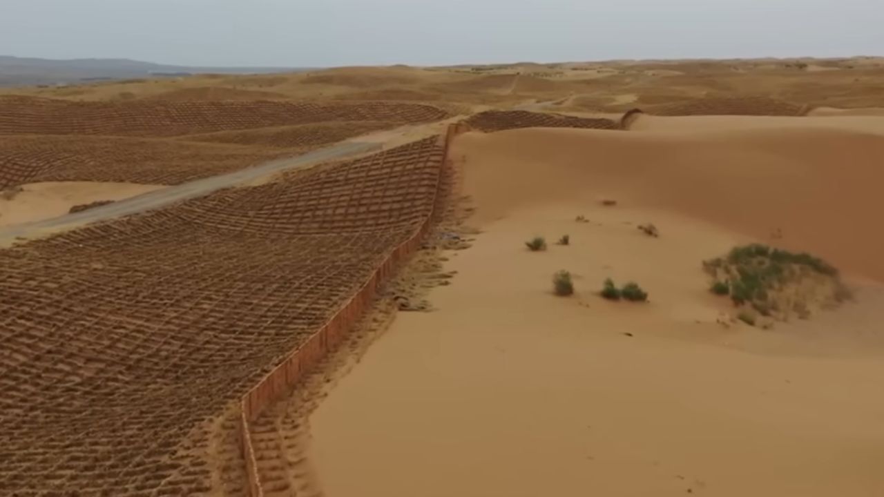 Engenheiros alemães capturam névoa no Marrocos e transformam ar do deserto em água potável, abastecem vilarejos sem rios nem bombas, usam redes Cloud Fisher