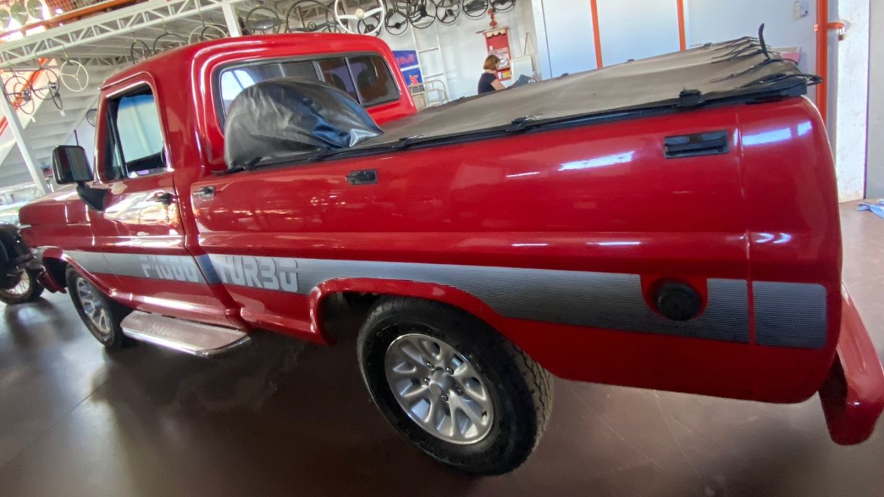 F1000 Turbo 1991 com motor MWM turbodiesel entrega força bruta e marcou as picapes brasileiras como ícone entre os clássicos de estrada.