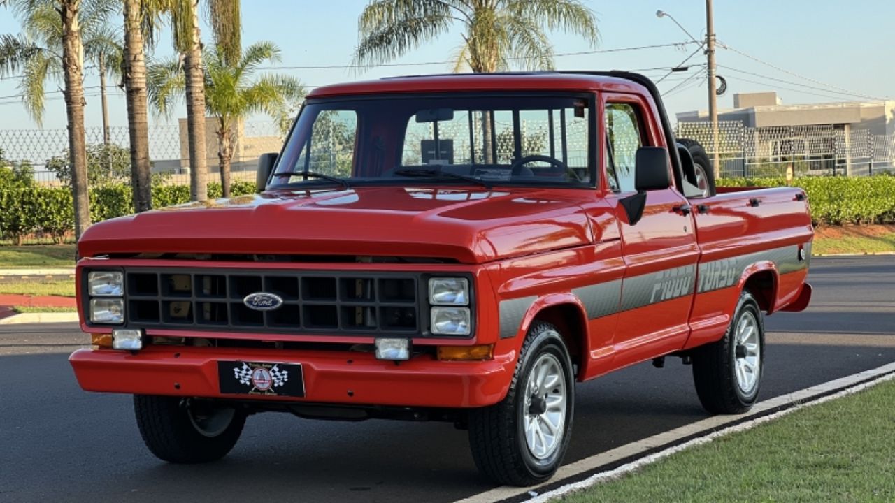 F1000 Turbo 1991 com motor MWM turbodiesel entrega força bruta e marcou as picapes brasileiras como ícone entre os clássicos de estrada.