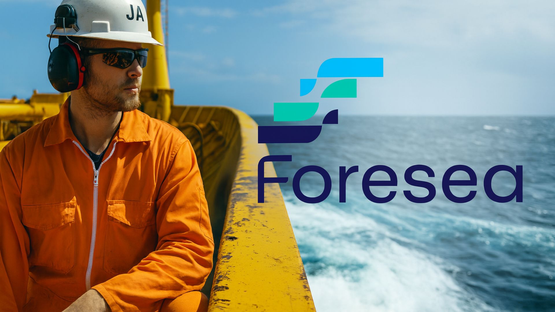 Trabalhador offshore com equipamento de segurança em uma embarcação no mar, representando oportunidades de emprego no setor onshore e offshore em Macaé com o logotipo da Foresea ao lado.