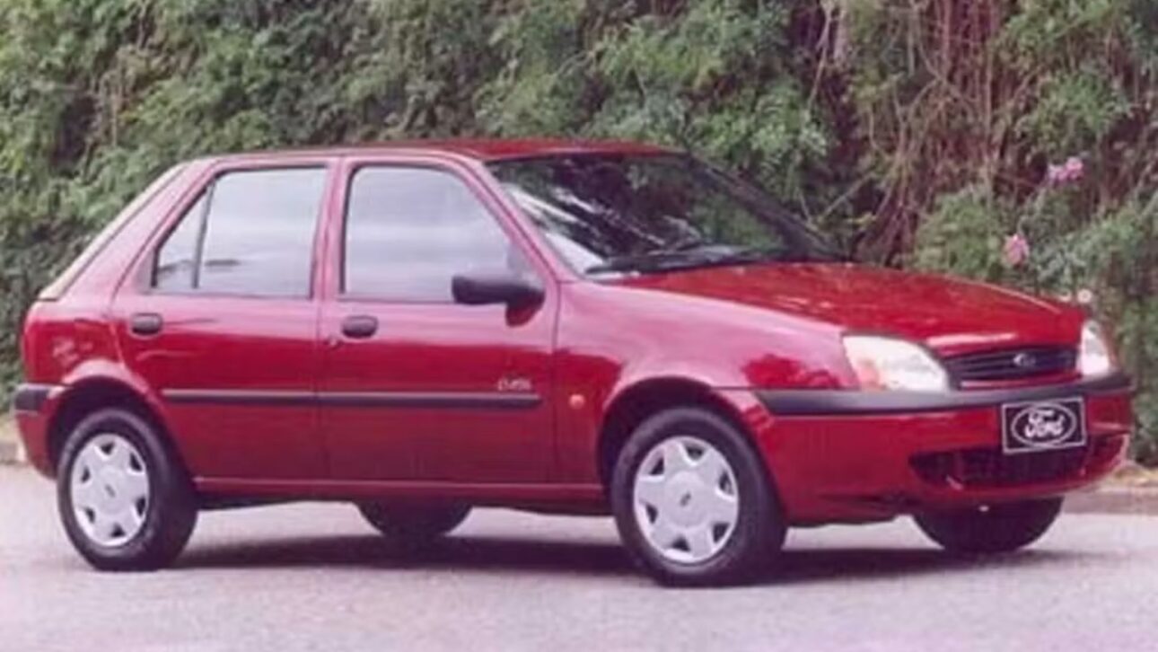 Conheça cinco versões do Ford Fiesta à venda no Brasil, com preços atualizados e detalhes de motores, consumo, equipamentos e diferenças entre elas.