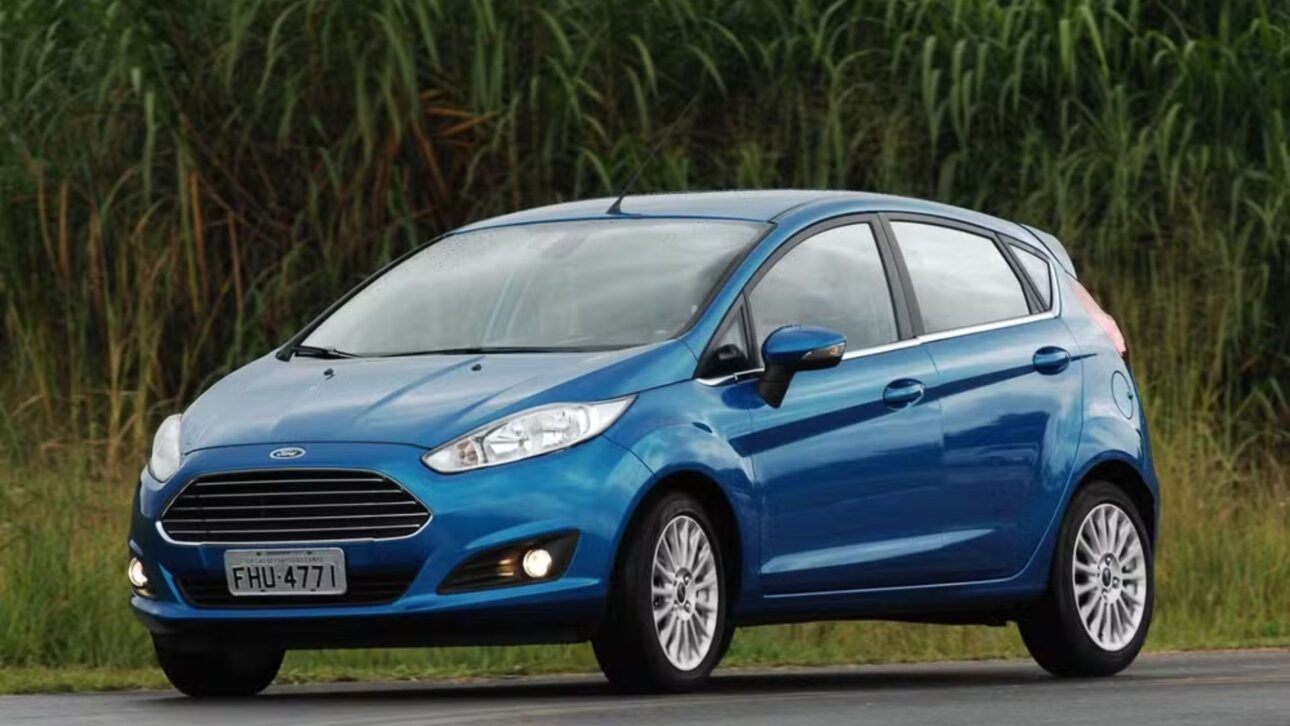 Conheça cinco versões do Ford Fiesta à venda no Brasil, com preços atualizados e detalhes de motores, consumo, equipamentos e diferenças entre elas.