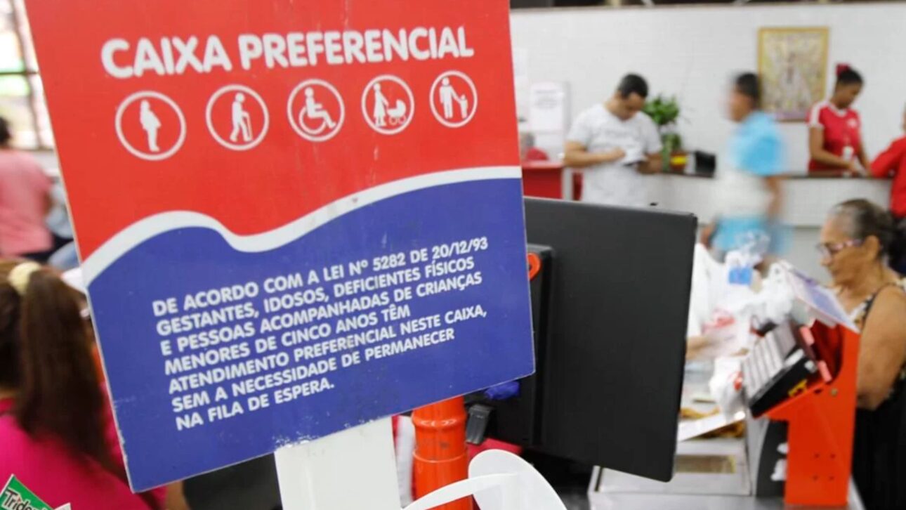 Lei garante atendimento prioritário a idosos em supermercados como Assaí e Carrefour e define regras para filas preferenciais e denúncias de descumprimento.