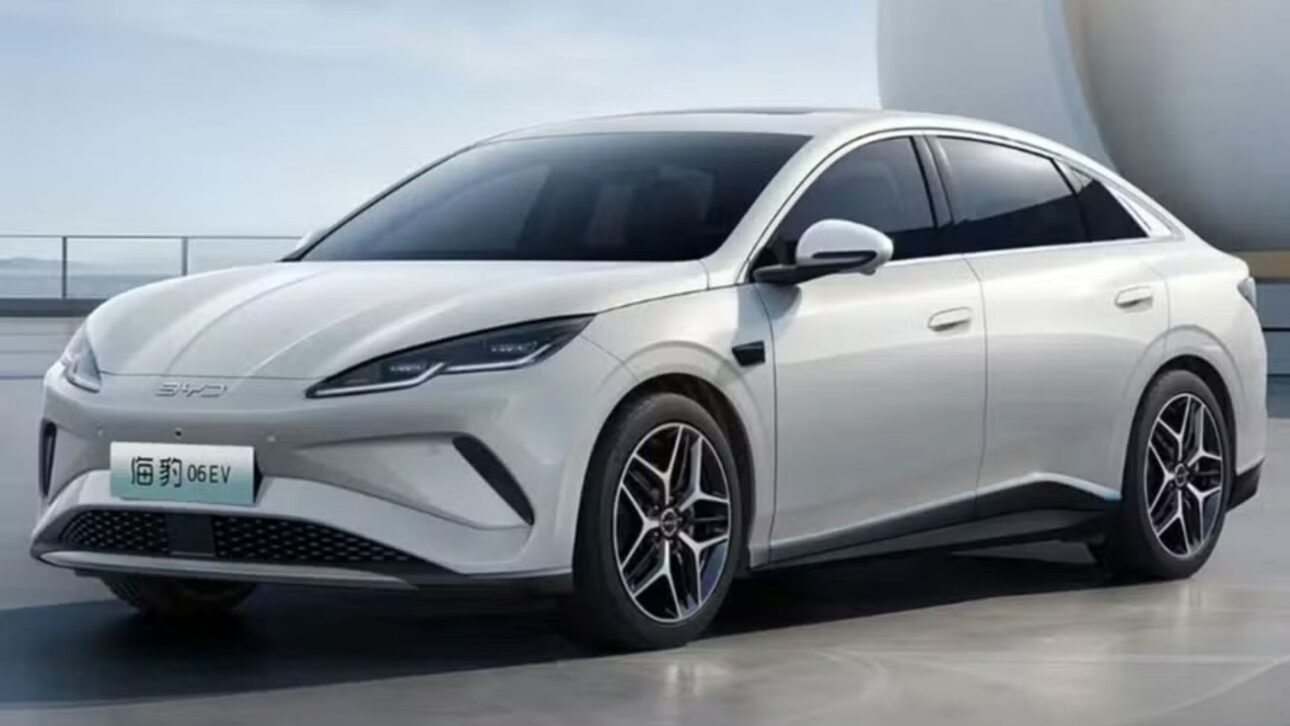BYD Seal 06 EV é registrado no Brasil com autonomia de 545 km, motor de 218 cv e painel giratório, ampliando a disputa entre sedãs elétricos.