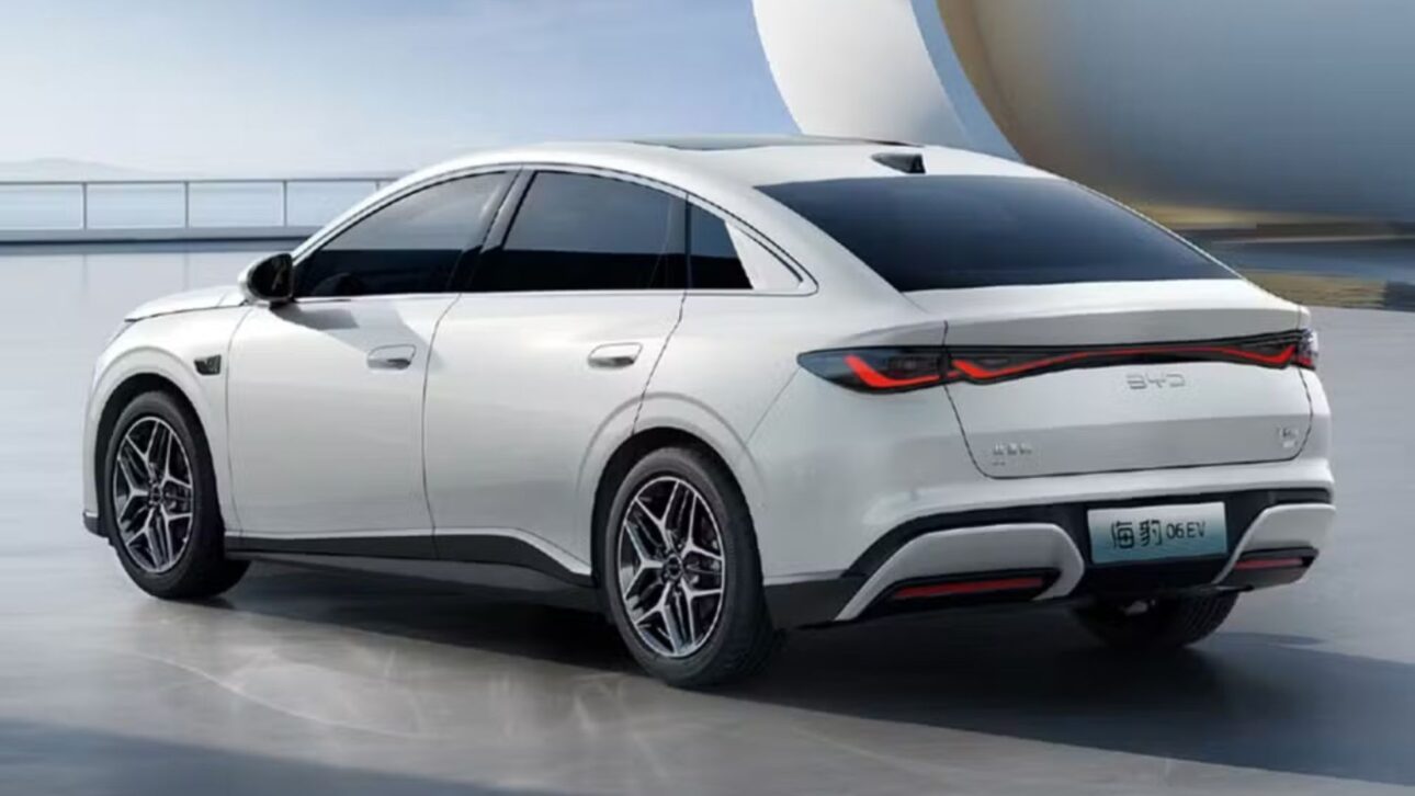 BYD Seal 06 EV é registrado no Brasil com autonomia de 545 km, motor de 218 cv e painel giratório, ampliando a disputa entre sedãs elétricos.