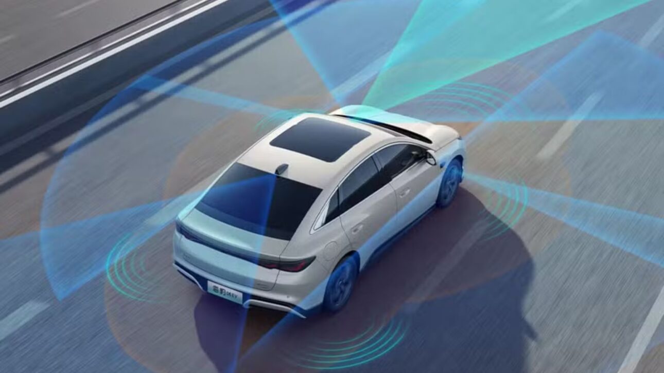 BYD Seal 06 EV é registrado no Brasil com autonomia de 545 km, motor de 218 cv e painel giratório, ampliando a disputa entre sedãs elétricos.