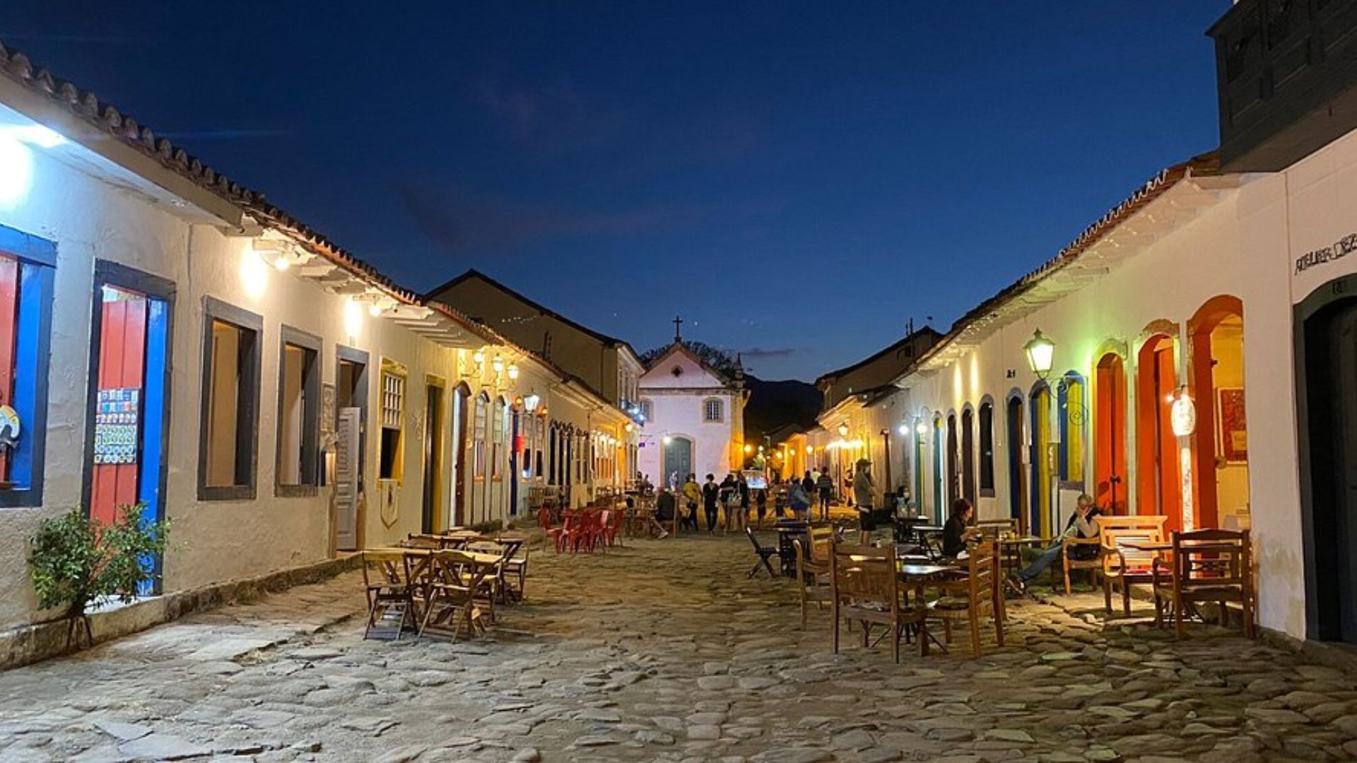Paraty preserva praias, natureza e centro histórico colonial, mantendo tradições e charme único que fazem o visitante sentir que voltou no tempo.