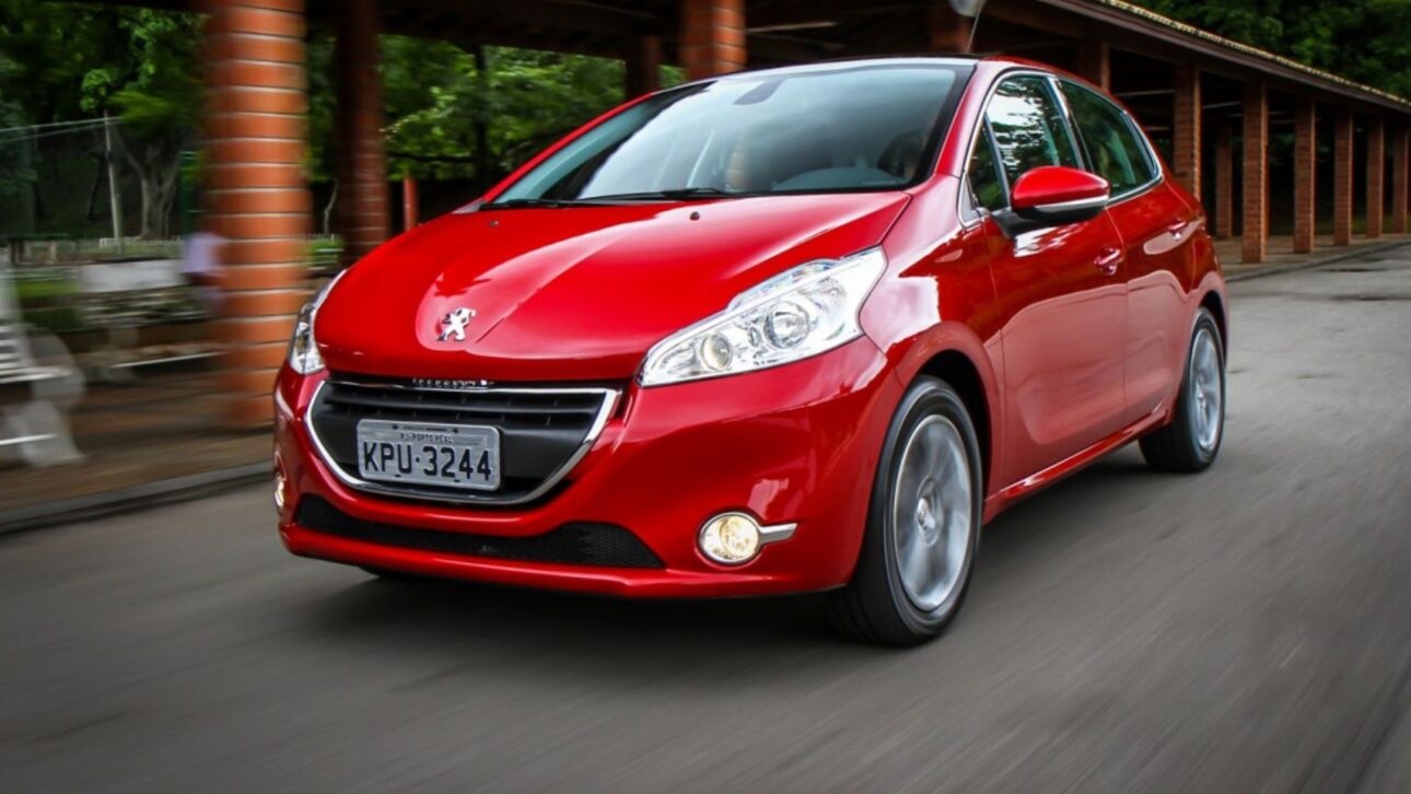 Peugeot 208 Griffe 2014 tem motor 1.6, até 12,9 km/l, teto panorâmico e ar digital dual zone, com preços a partir de R$ 32 mil no mercado de usados.