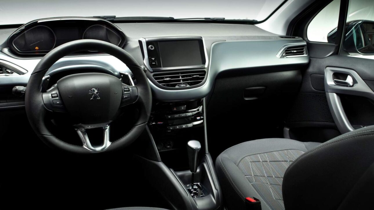 Peugeot 208 Griffe 2014 tem motor 1.6, até 12,9 km/l, teto panorâmico e ar digital dual zone, com preços a partir de R$ 32 mil no mercado de usados.