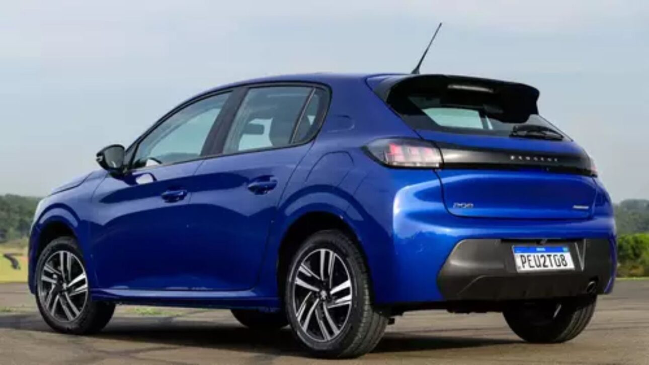 Peugeot 208 Griffe 2014 tem motor 1.6, até 12,9 km/l, teto panorâmico e ar digital dual zone, com preços a partir de R$ 32 mil no mercado de usados.