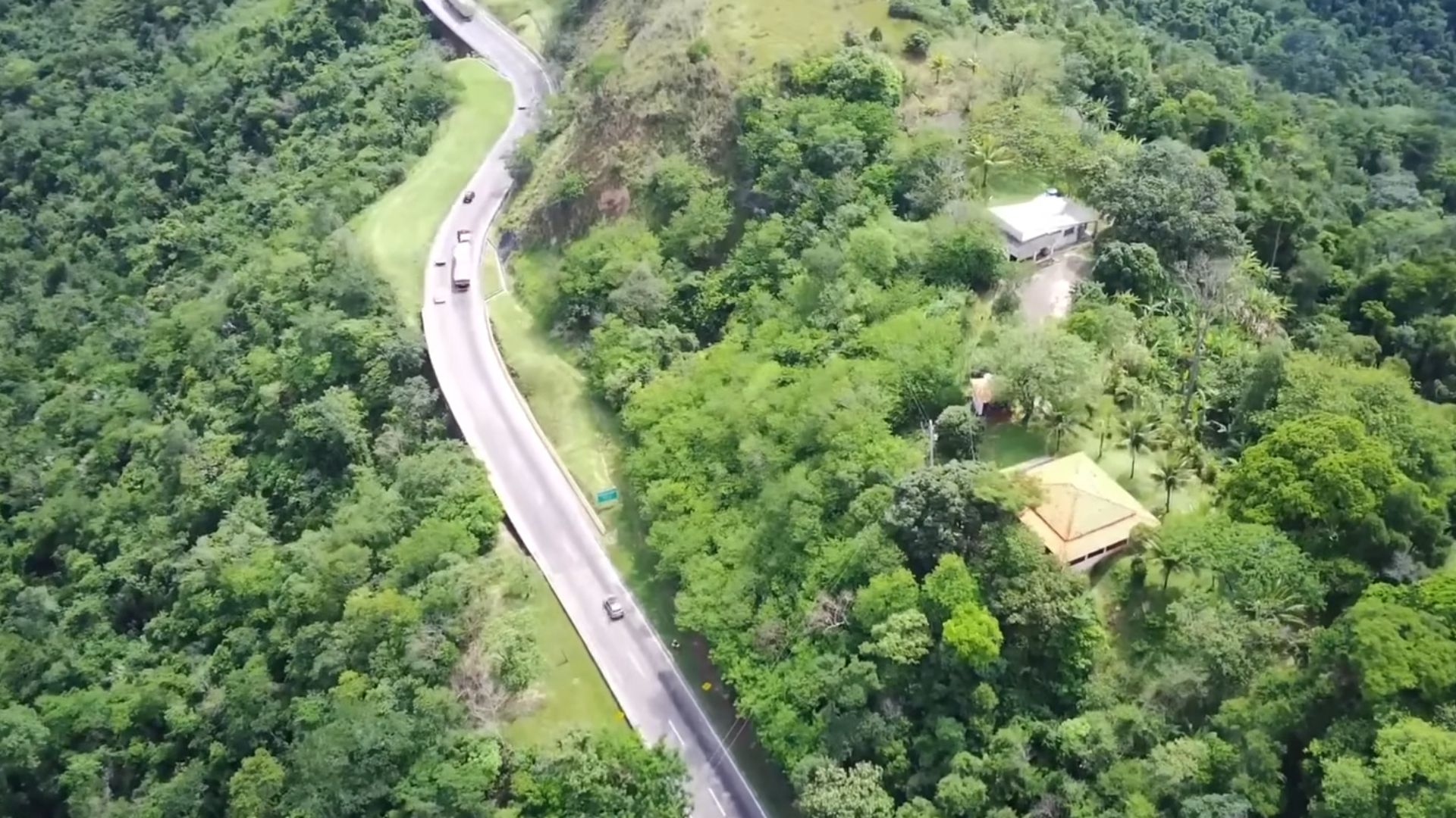 Obras na Serra das Araras transformam a Dutra com novas pistas, 24 viadutos e R$ 1,5 bi em investimentos, ampliando segurança e fluidez.