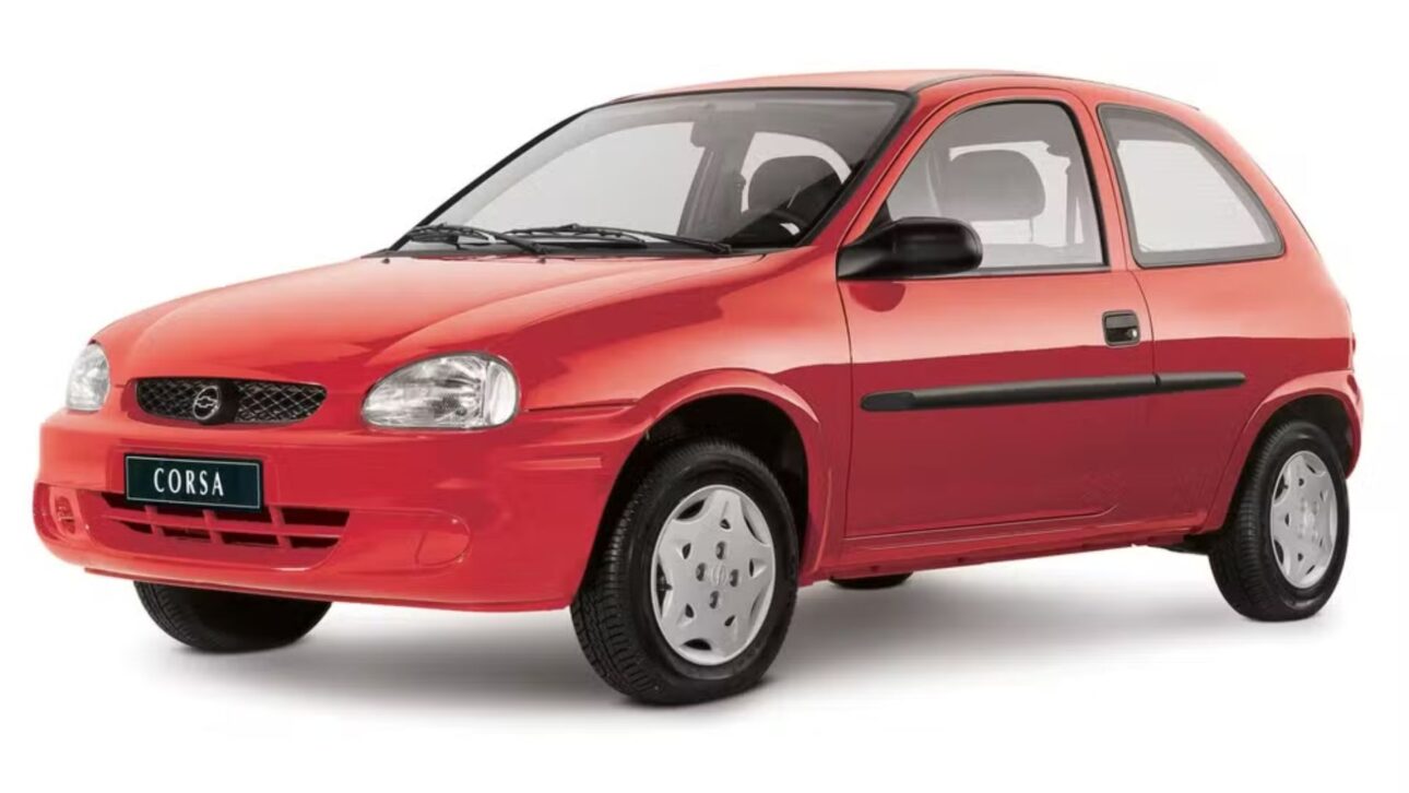 Chevrolet Corsa usado segue em alta e reúne versões confiáveis abaixo de R$ 30 mil, com opções hatch e sedã, manutenção simples e ampla oferta de peças.