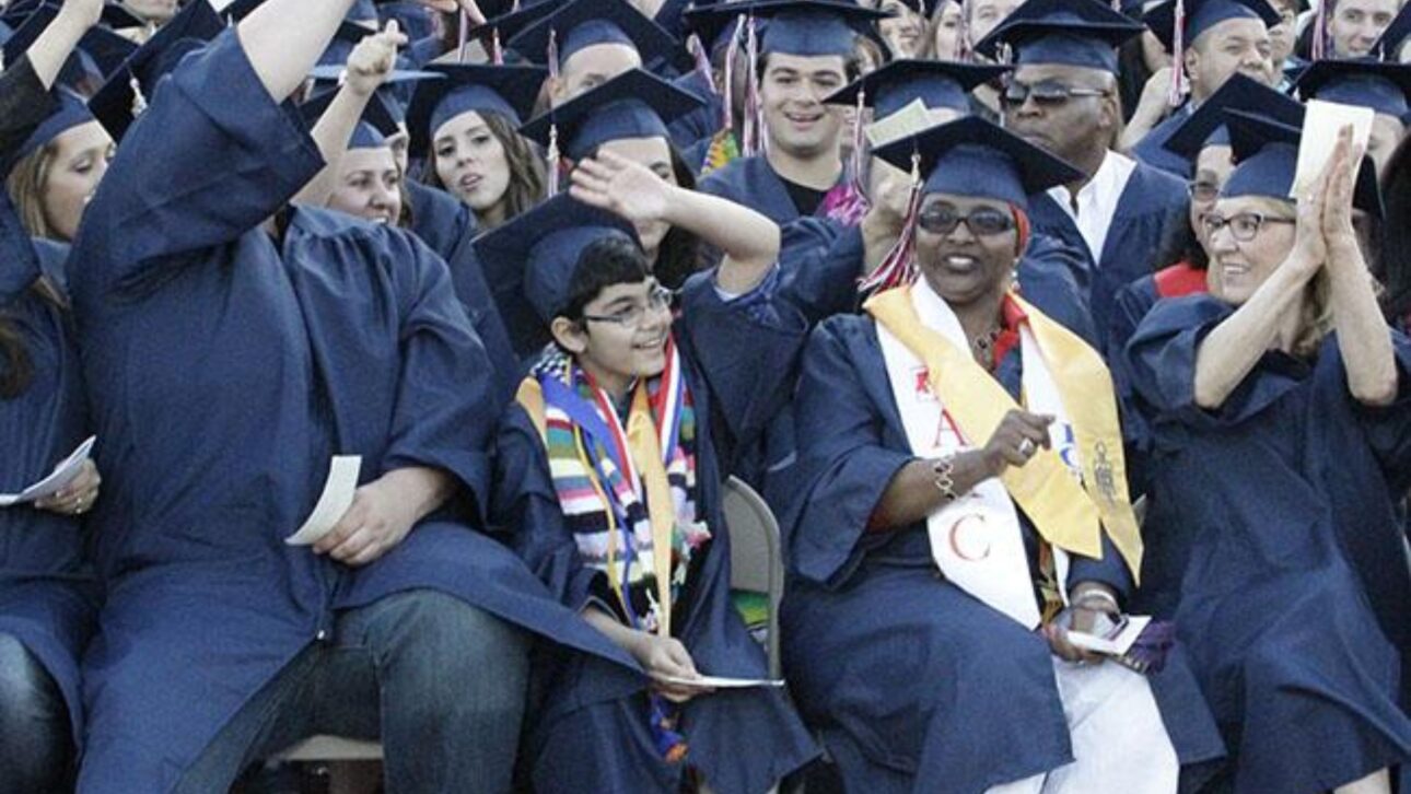 Tanishq Abraham chama atenção ao entrar na Mensa aos 4 anos, concluir o ensino médio aos 10 e obter três diplomas universitários aos 11 nos EUA.