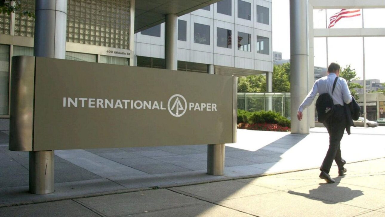 International Paper anuncia fechamento de duas fábricas nos EUA, demite 218 funcionários e transfere produção após queda de demanda e reestruturação industrial.