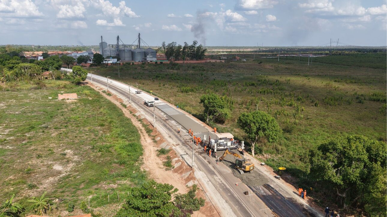 Equipamentos trabalhando nas obras de pavimentação e ampliação da BR-222/CE, reforçando a infraestrutura rodoviária no Ceará. (Imagem: tendência local de infraestrutura)