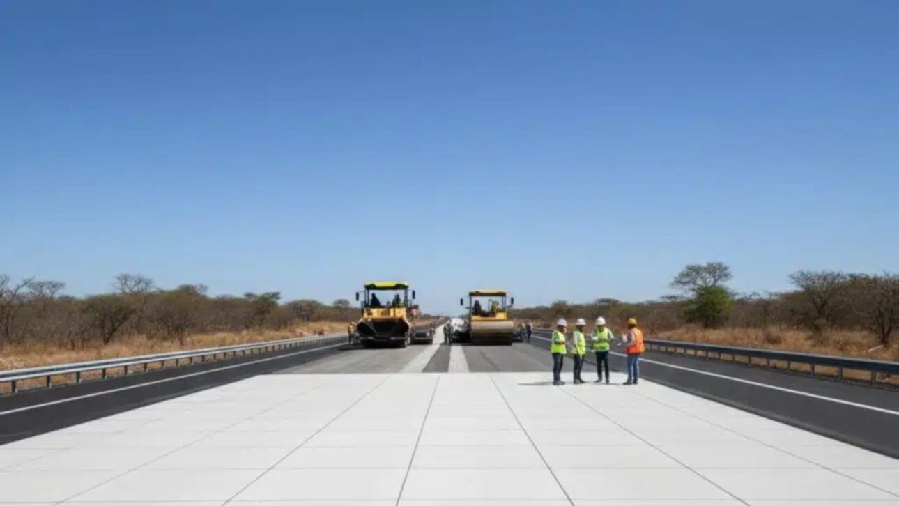 Trecho da duplicação da BR-222/CE em obras com pavimento de concreto novo e máquinas de construção em atividade. (Imagem: DNIT)