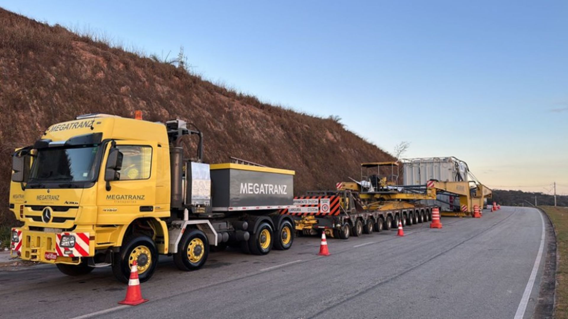 Comboio de 594 toneladas e 99 m cruzou a BR-040 em Minas, exigiu operação especial e escolta, e seguiu rumo ao Rio em dezembro de 2025.
